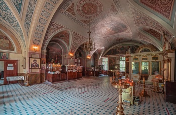 Интерьер церкви Сошествия Святого Духа на Даниловском кладбище