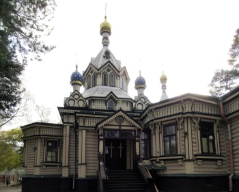 Храм Живоначальной Троицы в Удельной на фотографии