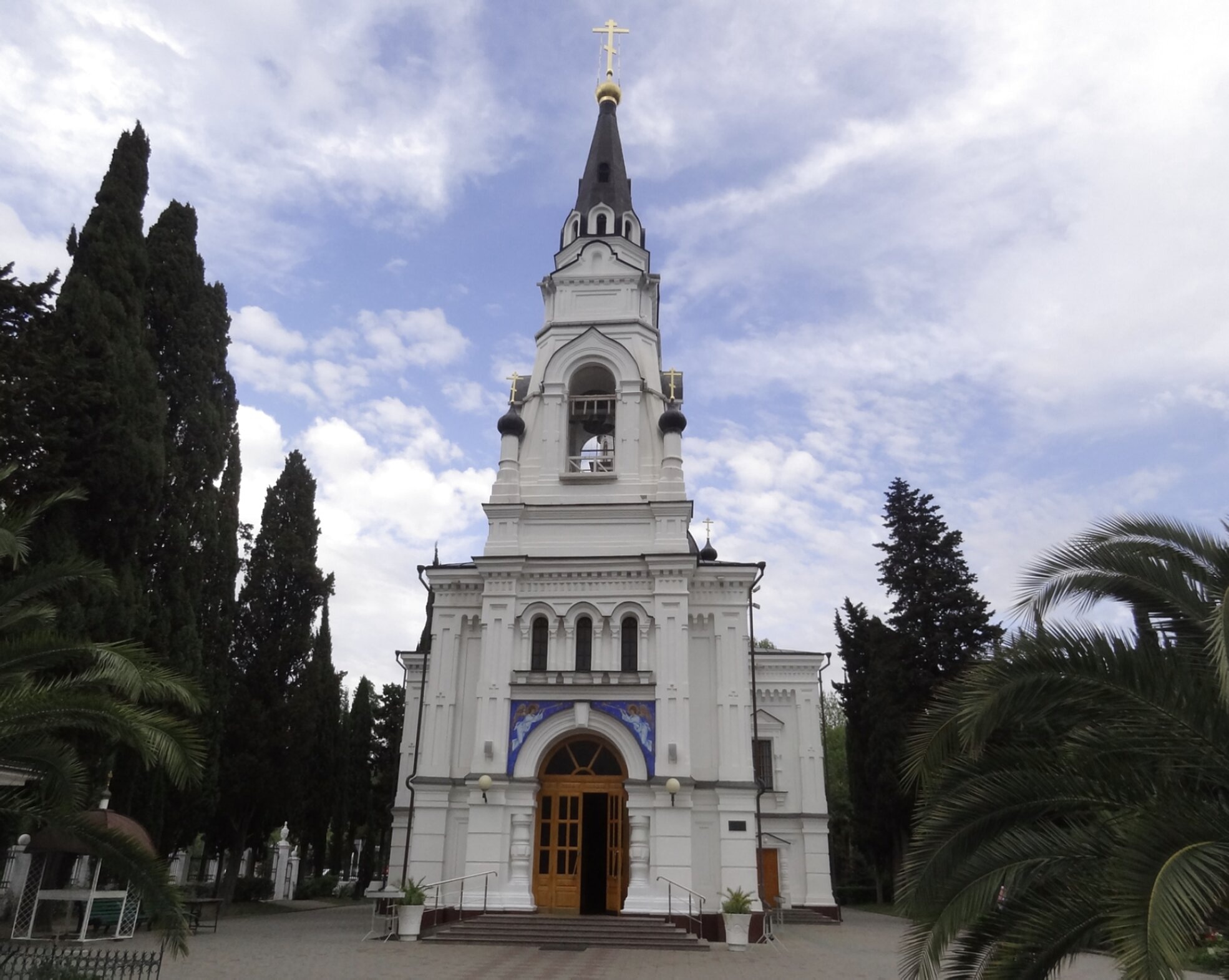 Собор Святого Архангела Михаила в Сочи на панорамном снимке