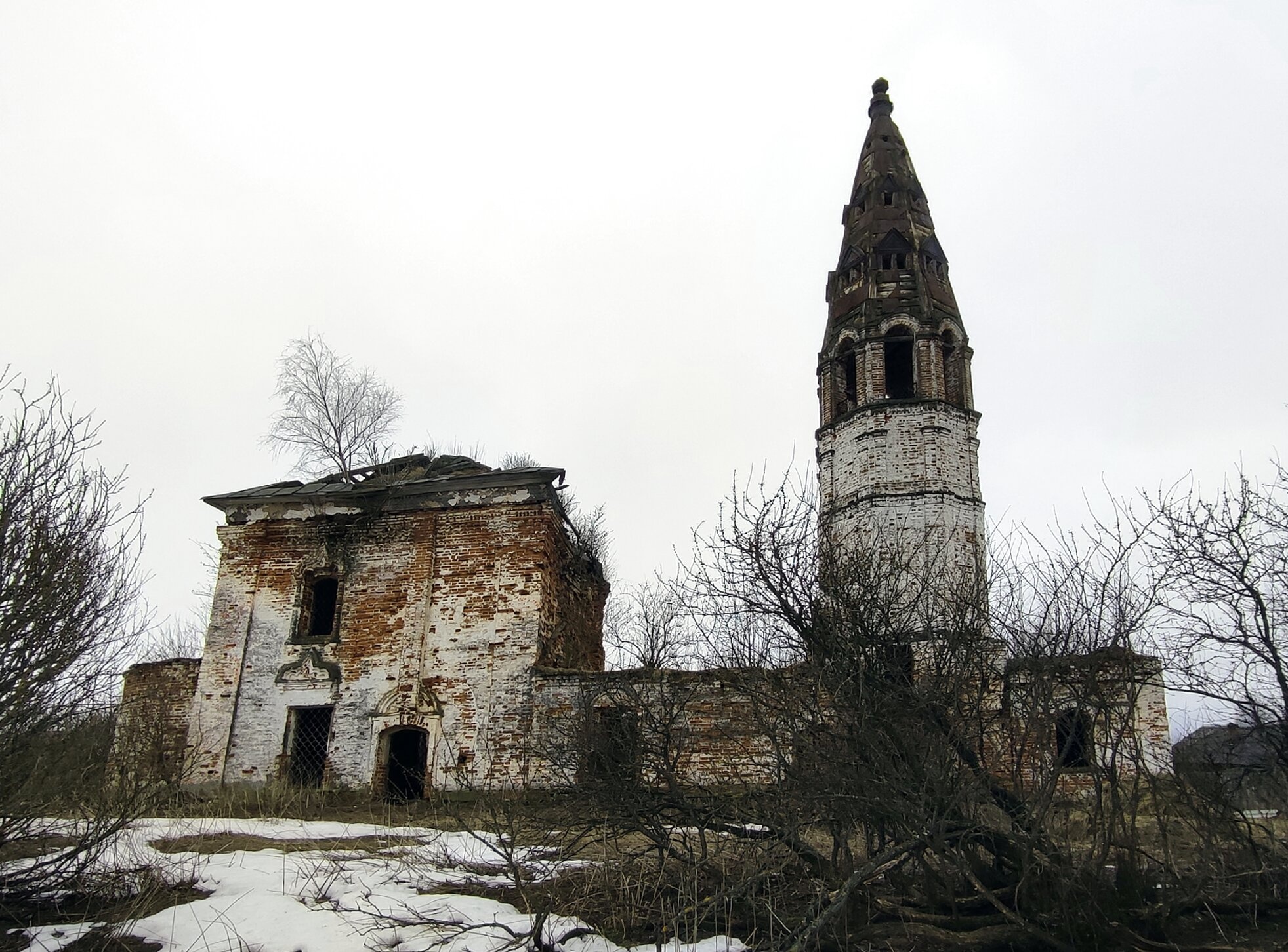 Церковь Николая Чудотворца в Иванцево: Заброшенный храм в объективе