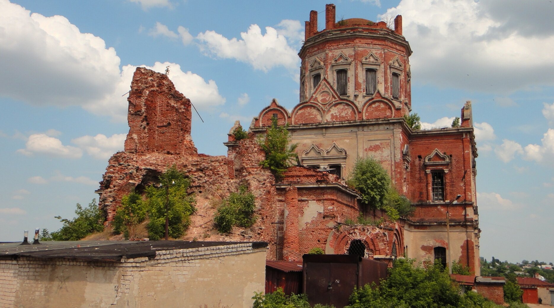 Руины Покровского храма Пресвятой Богородицы в Ельце