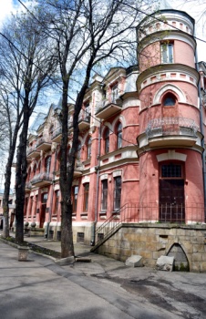 Историческое здание у Свято-Никольского кафедрального собора в Кисловодске