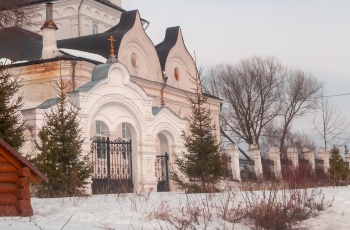 Храм Воздвижения Креста Господня в селе Свердлово зимой