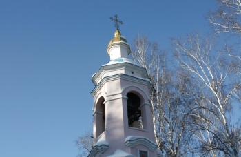 Колокольня храма святого мученика Евгения в зимнем убранстве