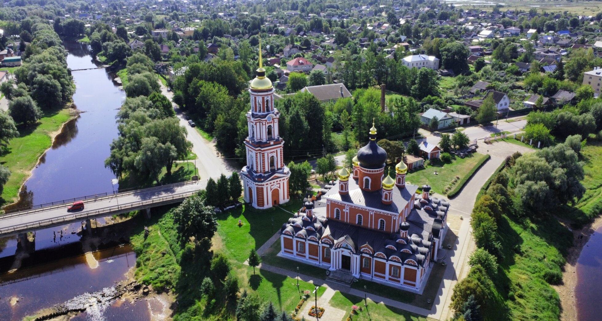 Воскресенский кафедральный собор в Старой Руссе с высоты птичьего полета