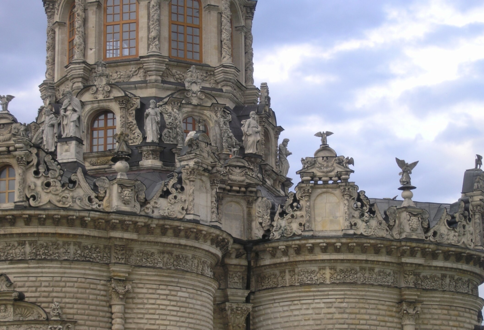 Знаменская церковь в Дубровицах: детали архитектуры