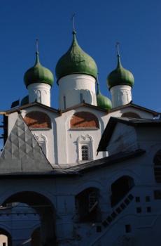 Никольский собор с крыльцом в Николо-Вяжищском монастыре
