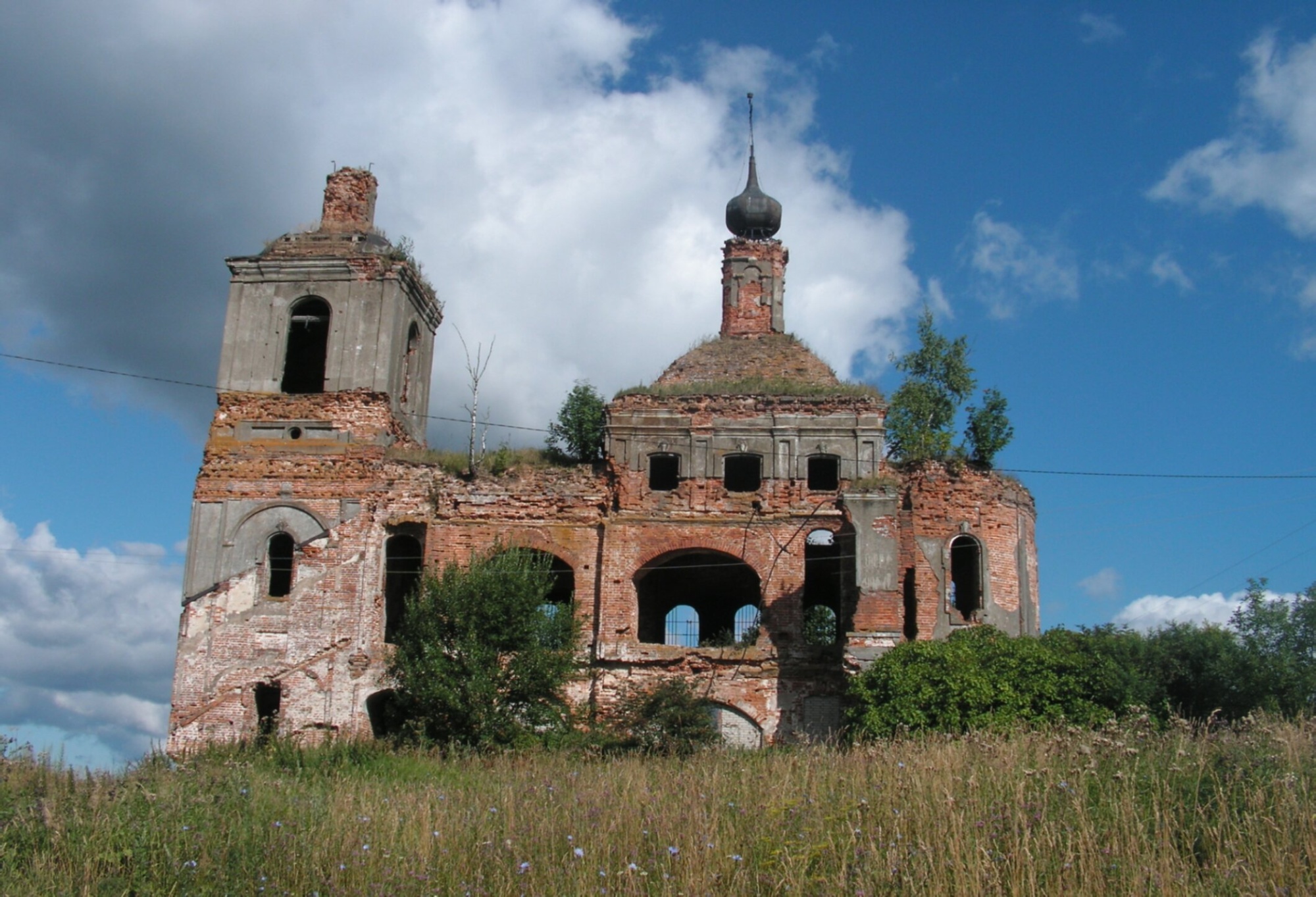 Руины Церкви Смоленской иконы Божией Матери в Ново-Горбово на фотографии 2007 года