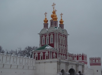 Преображенская церковь над северными воротами Новодевичьего монастыря