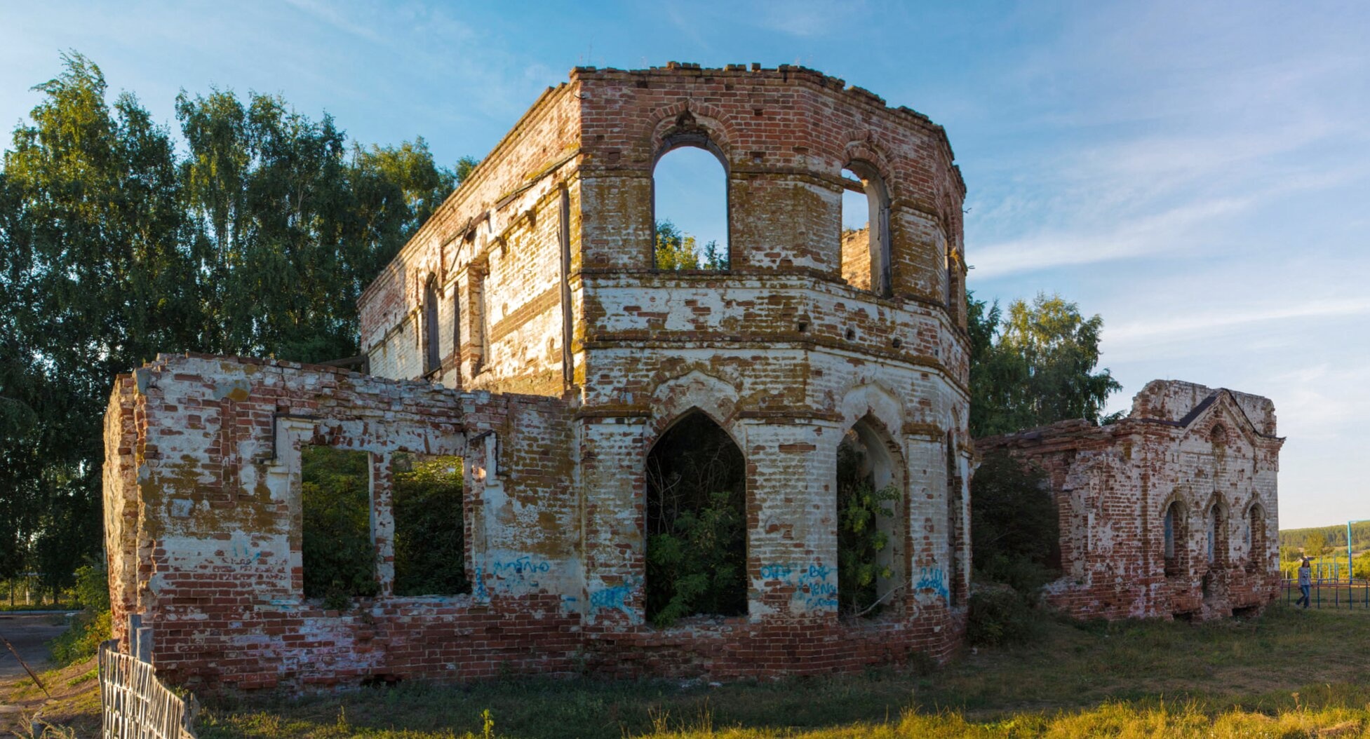 Руины Троицкой церкви в селе Кевдо-Мельситово