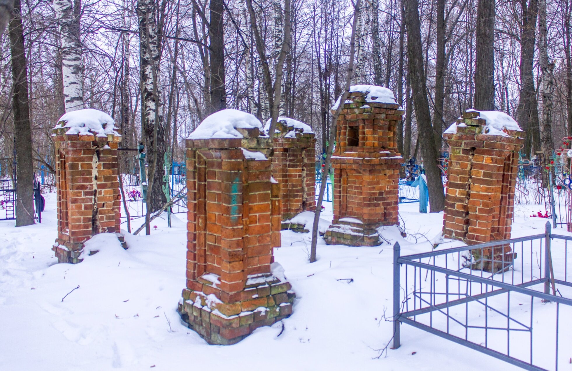 Руины Спасо-Преображенской церкви в селе Сухаренки