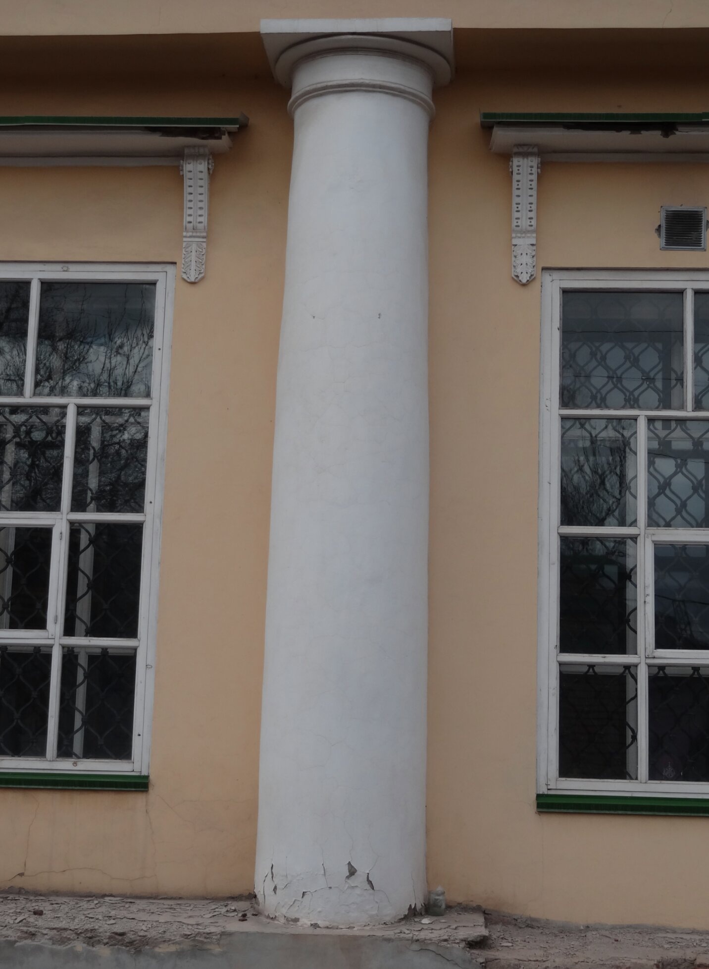 Фасад Свято-Троицкой церкви в Каменске-Уральском