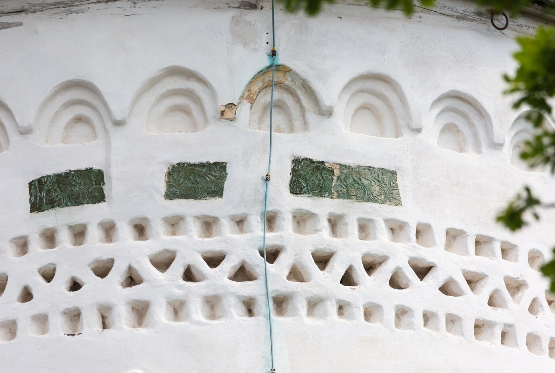 Церковь Георгия со Взвоза в Пскове: архитектурный декор и изразцы