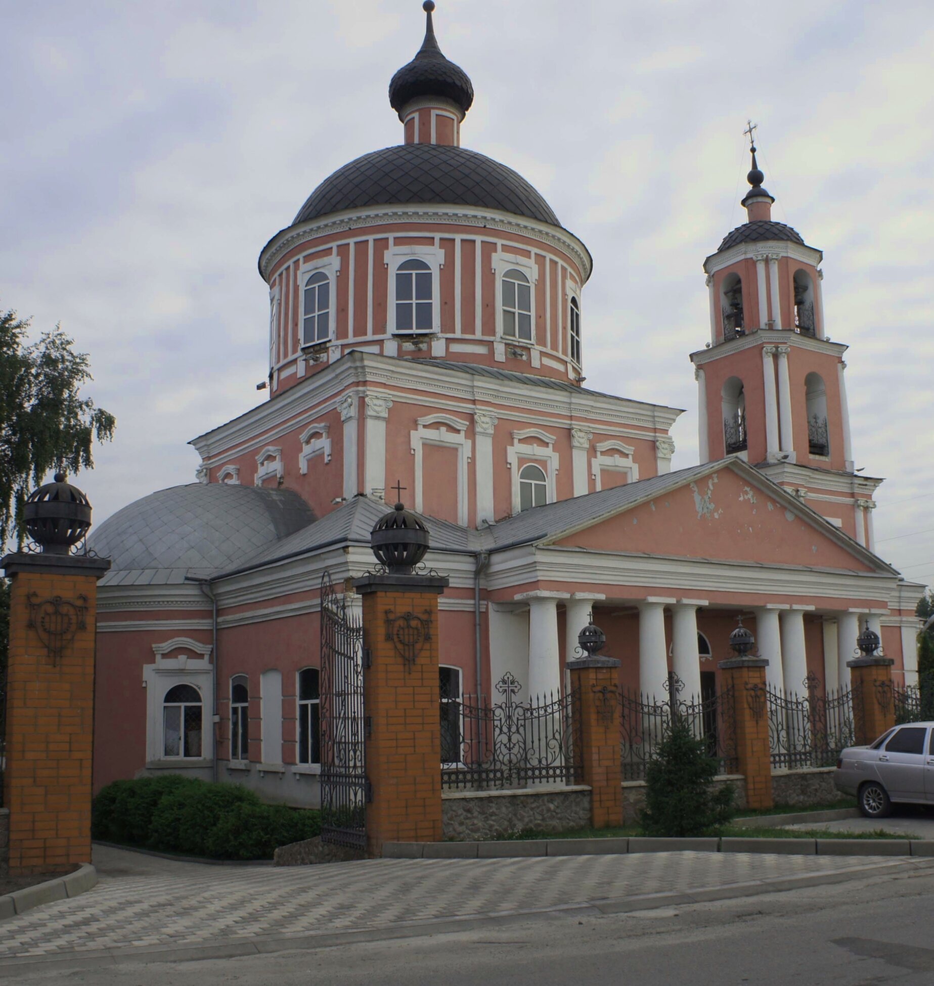 Крестовоздвиженский храм в городе Старый Оскол