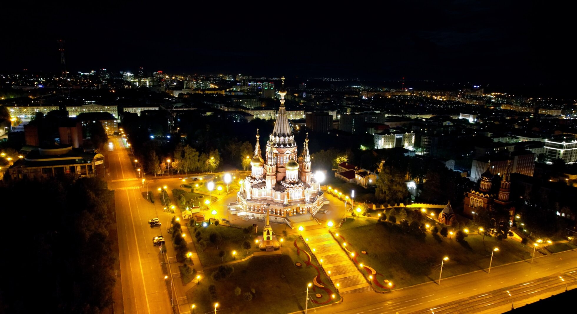 Свято-Михайловский собор в Ижевске: ночной вид с высоты