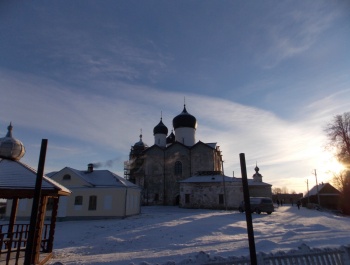 Троицкий Михайло-Клопский монастырь в зимнем убранстве