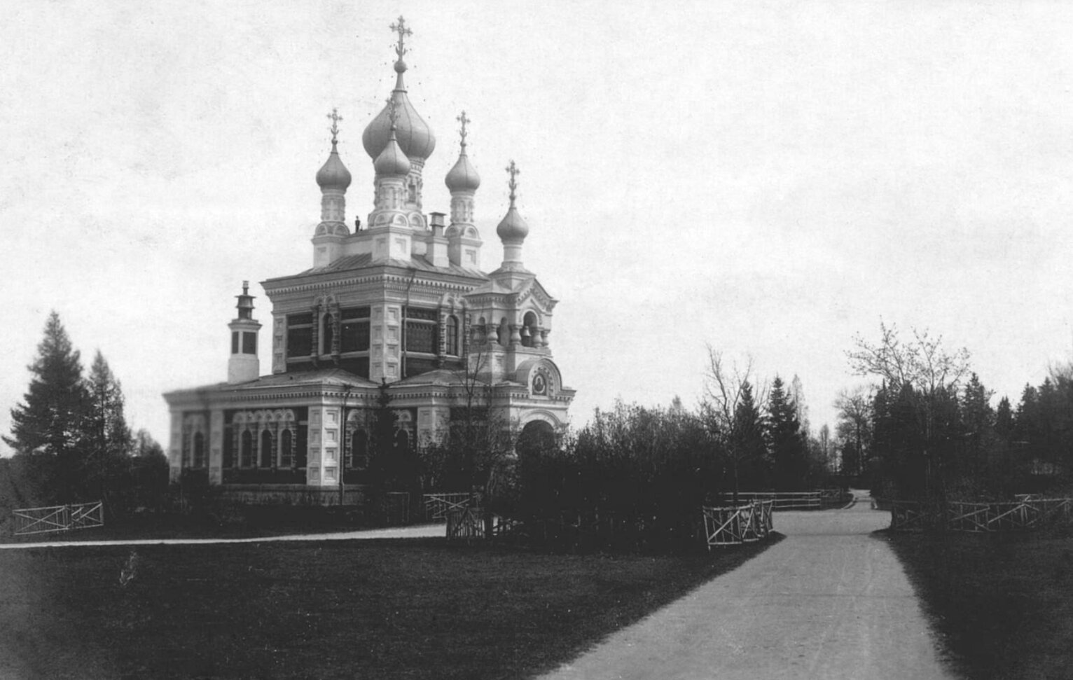Церковь Покрова Пресвятой Богородицы в Гатчине на исторической фотографии 1910 года