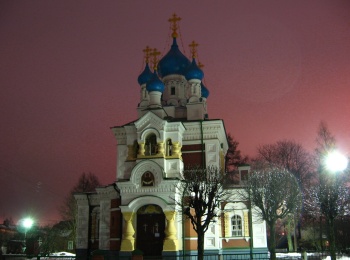 Церковь Покрова Пресвятой Богородицы в Гатчине зимней ночью