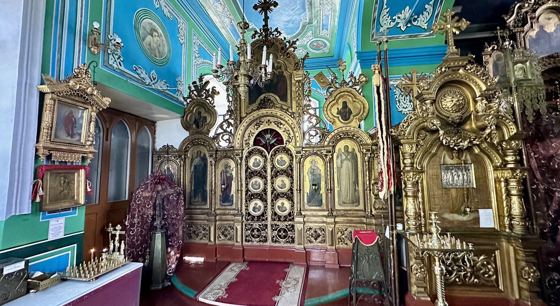 Интерьер и иконостас Свято-Троицкой церкви в Ирбите