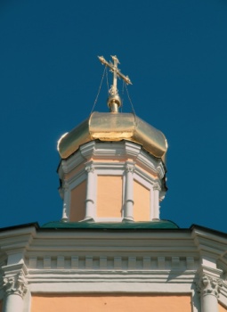 Золотой купол и крест Храма Илии Пророка Обыденного в Москве