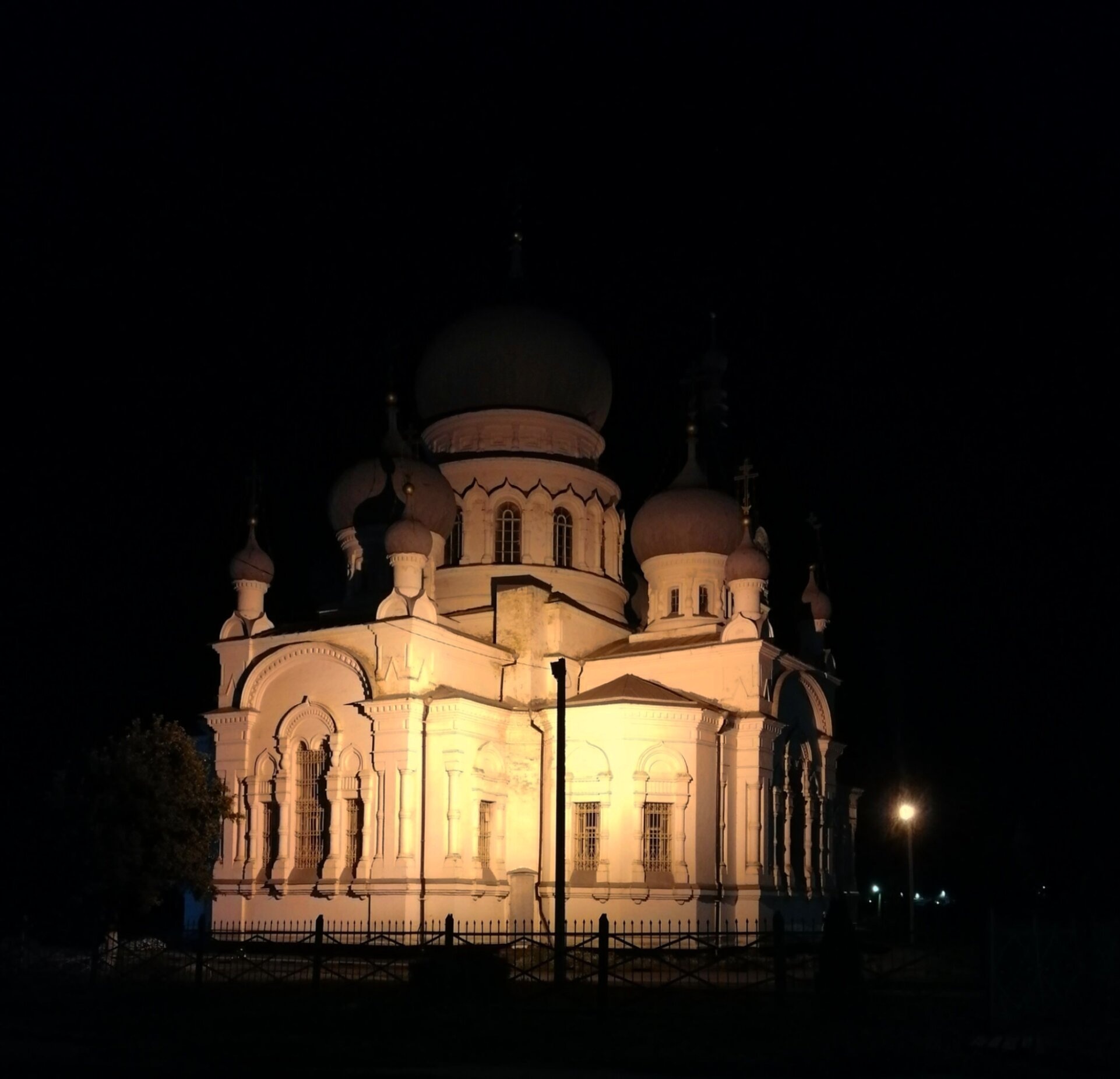 Храм Рождества Христова в посёлке Анна - ночная иллюминация
