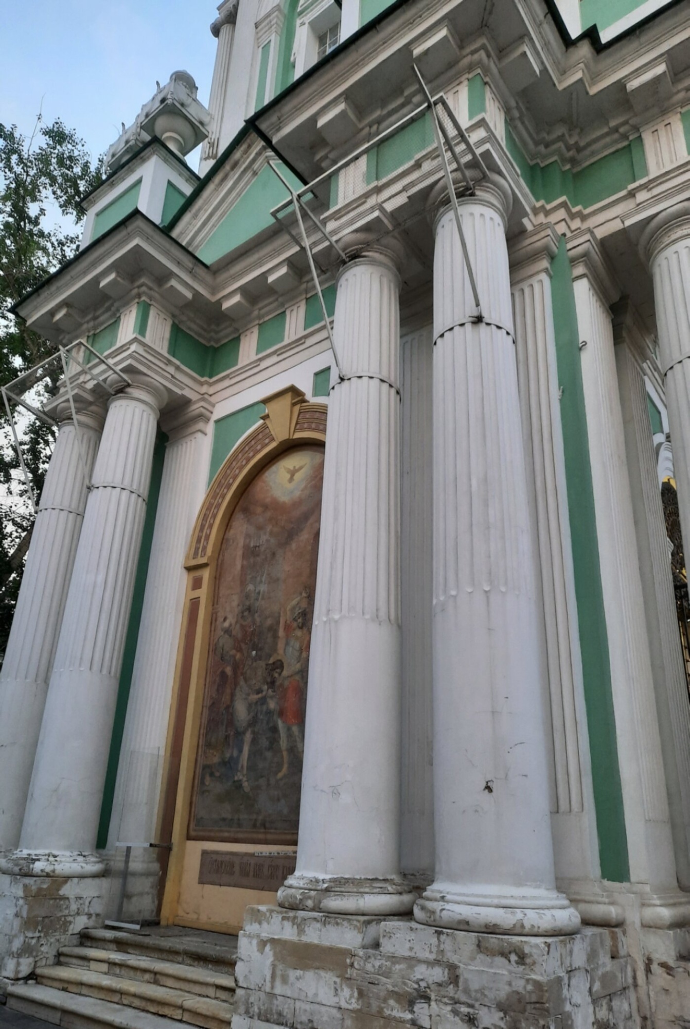 Храм Усекновения главы Иоанна Предтечи под Бором - архитектура и фрески