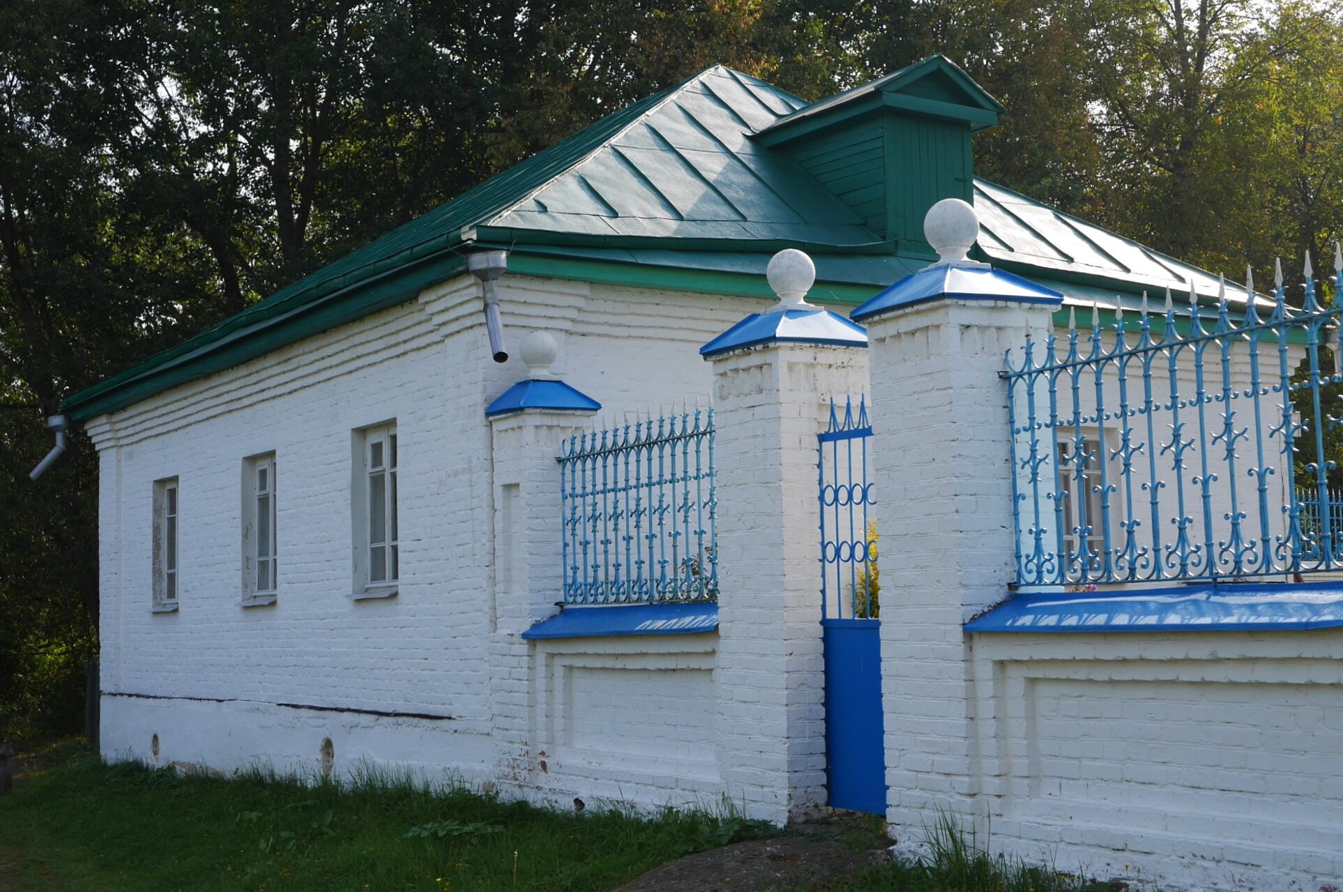 Хозяйственная постройка и ограда Церкви Покрова Пресвятой Богородицы в Воскресенках