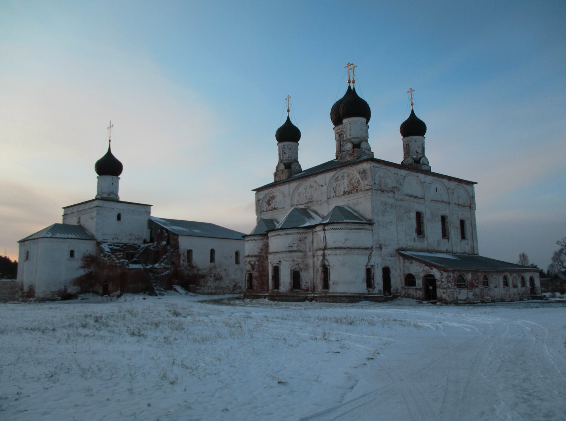 Троицкий собор Макариево-Унженского монастыря в зимнем убранстве