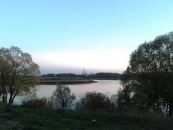 Свято-Юрьев монастырь на закате: отражение древней святыни в водах озера Мячино