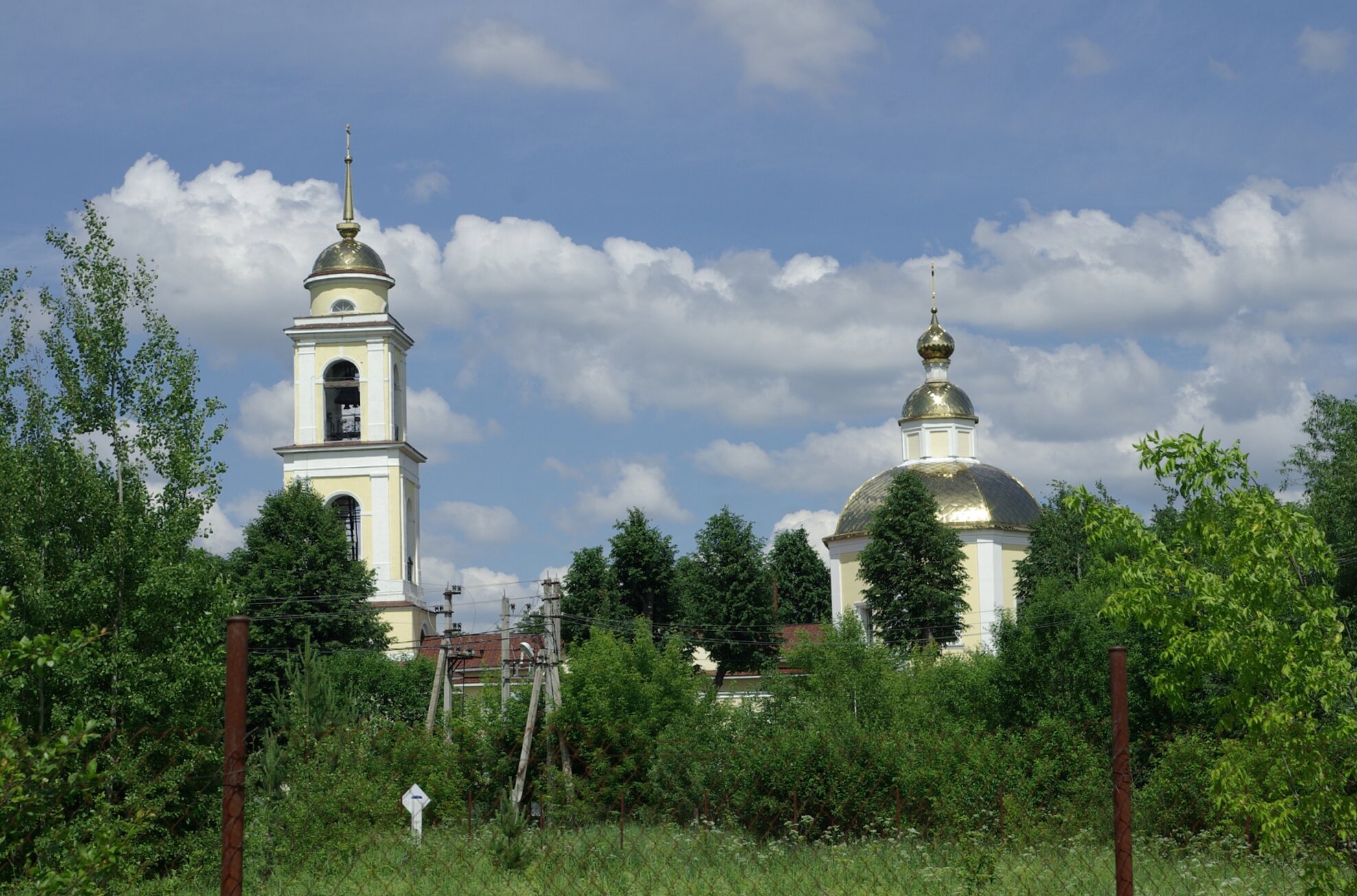 Храм Святых Первоверховных Апостолов Петра и Павла в селе Лужки
