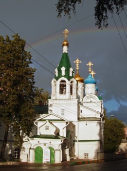 Храм Жён-Мироносиц в Нижнем Новгороде с радугой