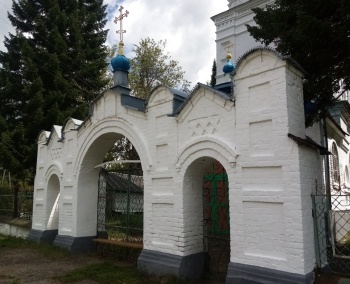 Вход на территорию Покровской церкви в селе Падерино
