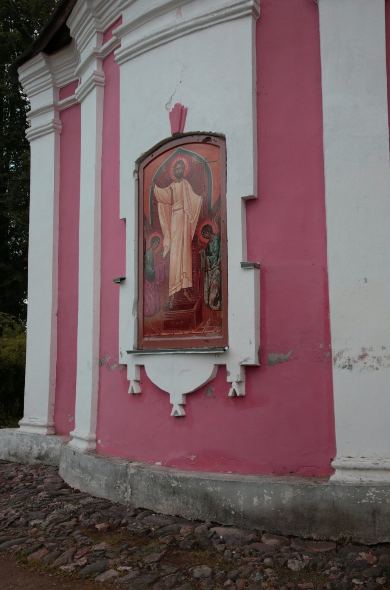 Храм в Прутне: фрагмент архитектуры и икона