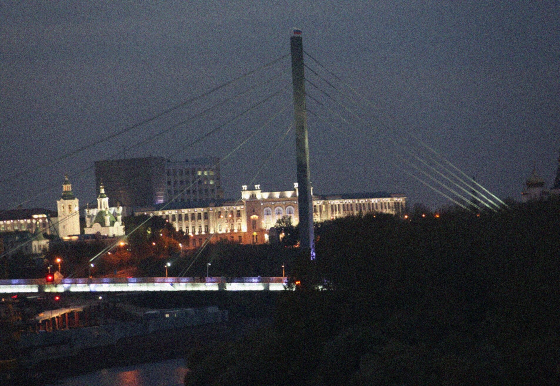 Мост Влюбленных и Крестовоздвиженская церковь в Тюмени