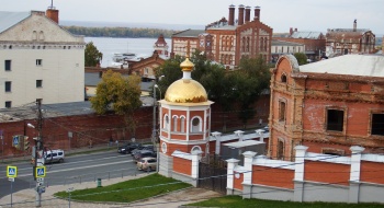 Часовня Иверского женского монастыря с видом на Жигулёвский завод в Самаре