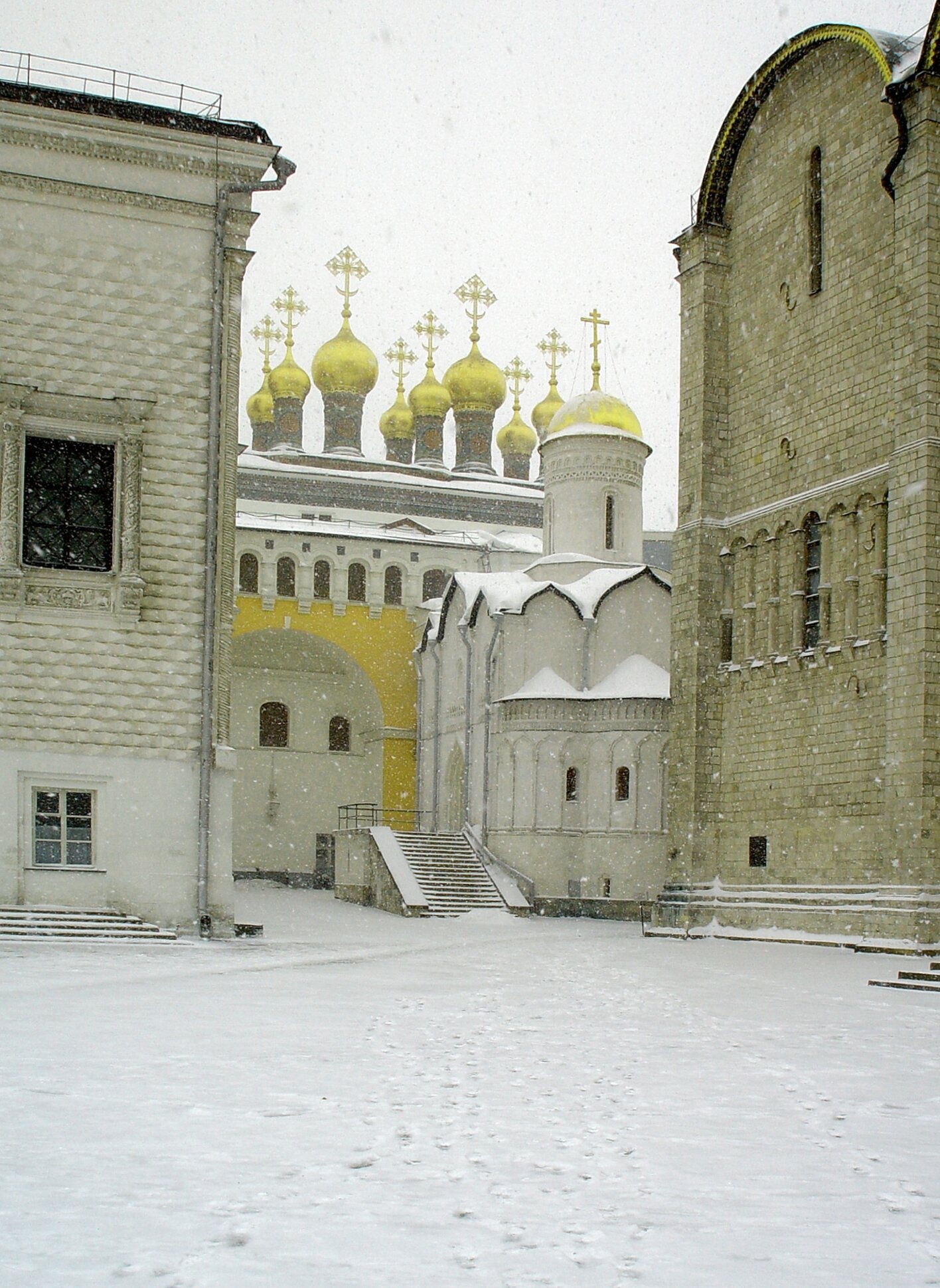 Верхоспасский собор и Церковь Ризоположения в зимнем Кремле