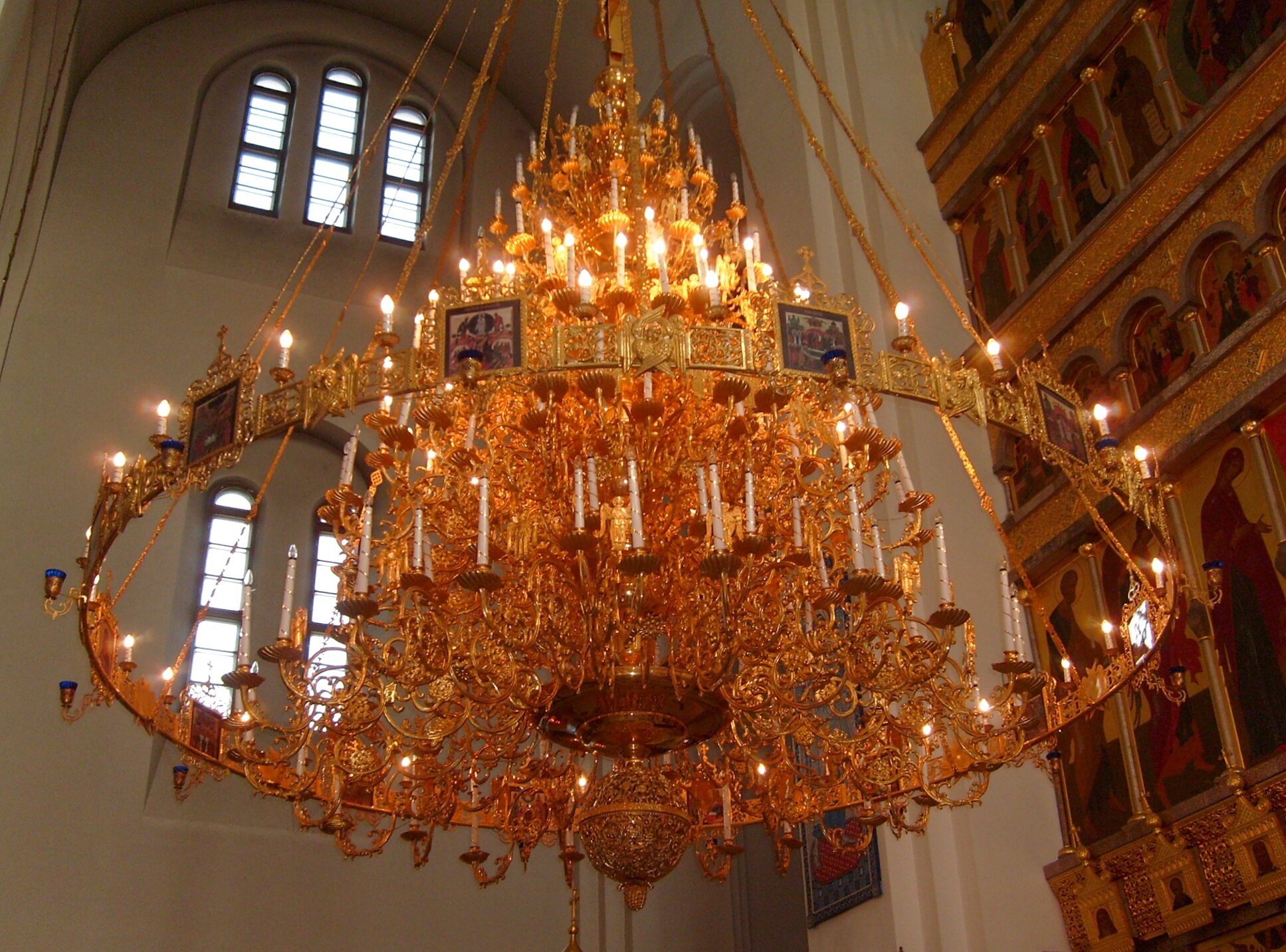 Роскошное паникадило Спасо-Преображенского собора в Тольятти