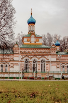 Храм Успения Пресвятой Богородицы: архитектура и вид в осенний период