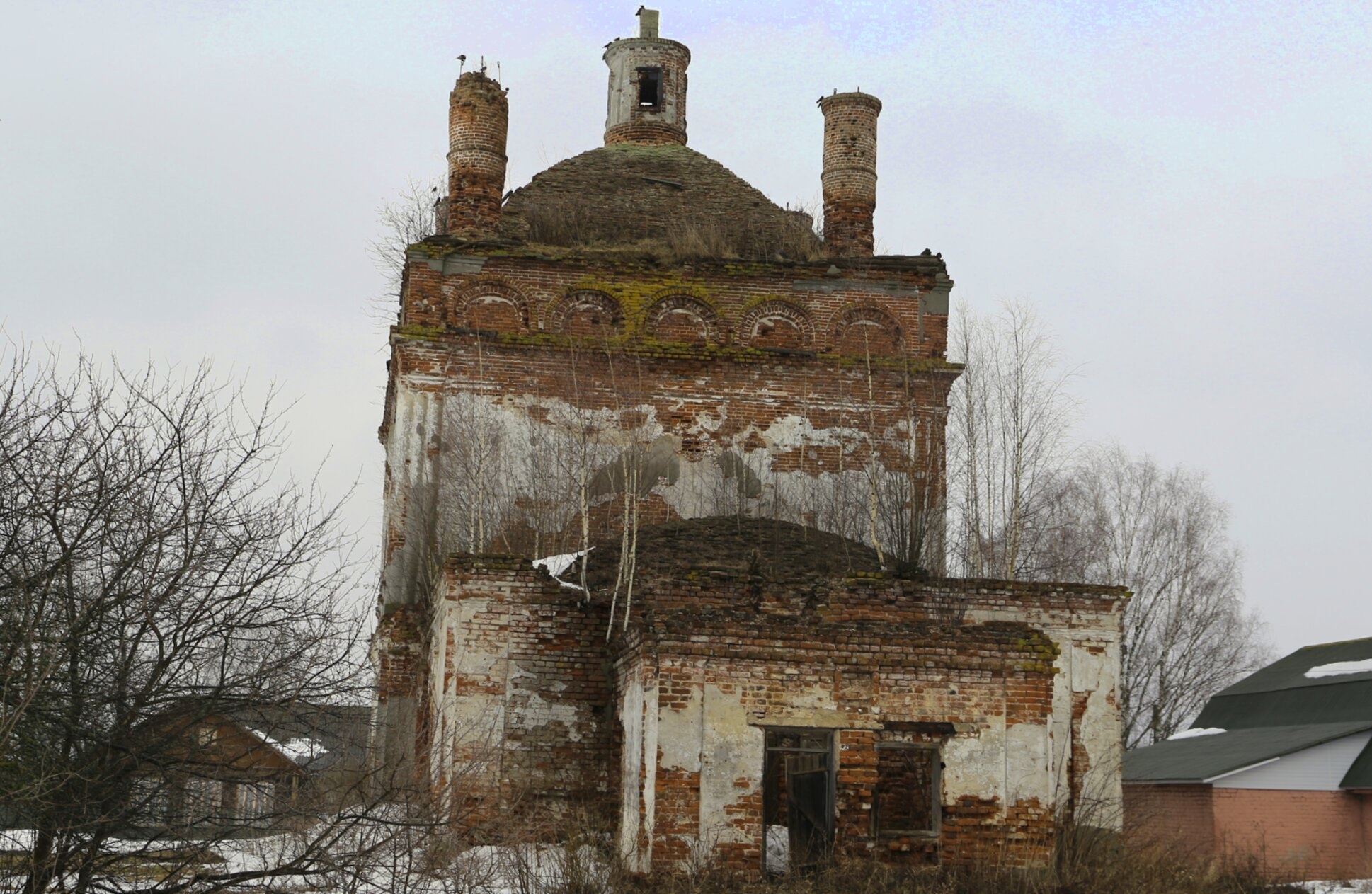 Заброшенная Воскресенская церковь в селе Зернилово