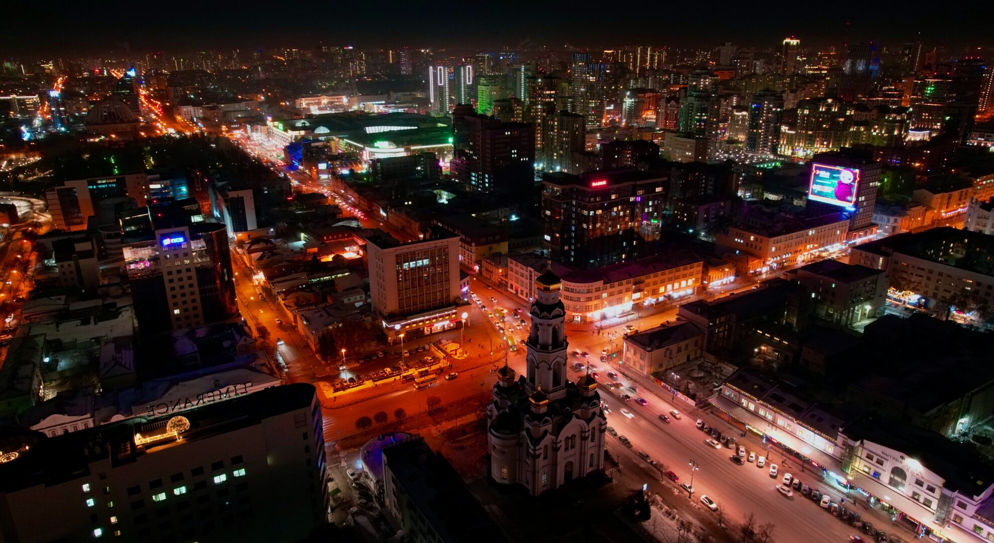 Ночная панорама Екатеринбурга с храмом-колокольней Большой Златоуст