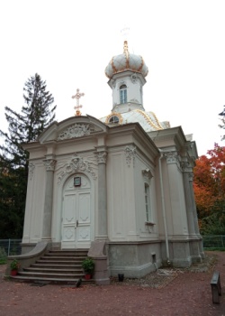 Церковь Святой Троицы в Петергофе - осенний вид