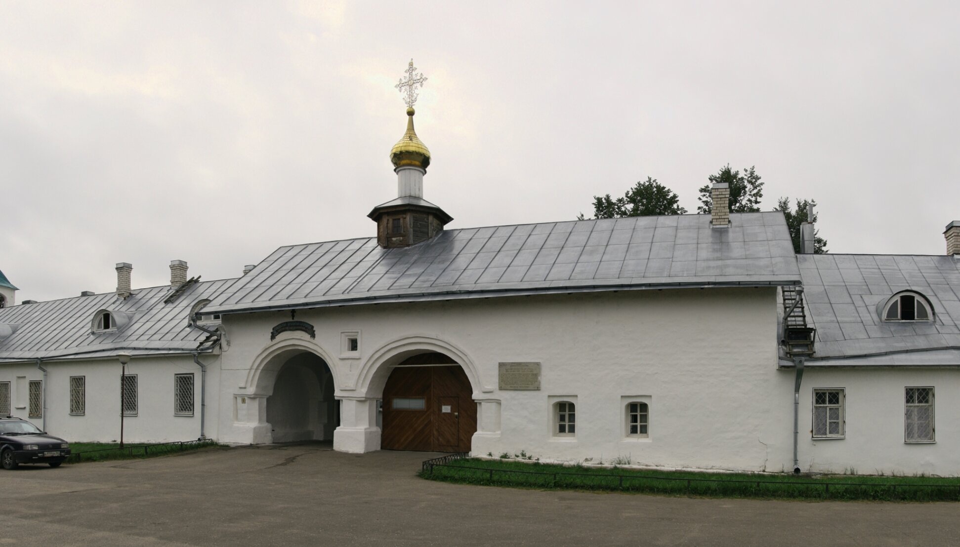 Псковский Снетогорский монастырь: надвратная церковь