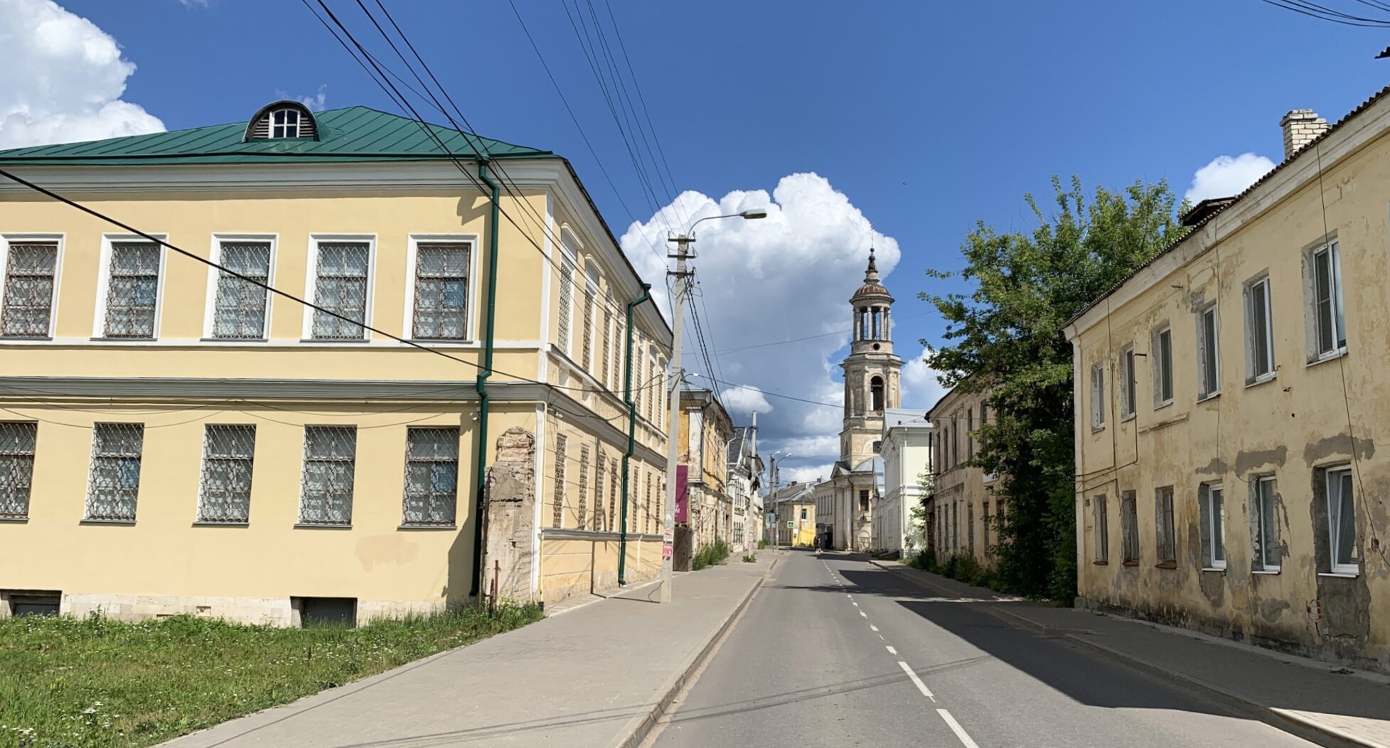 Улица Луначарского и вид на Климентовскую церковь в Торжке