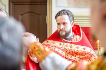 Таинство Причастия в храме Святого Георгия Победоносца (Воткинск)