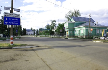 Церковь Николая Чудотворца в селе Елизарьево - дорожные указатели и вид на храм