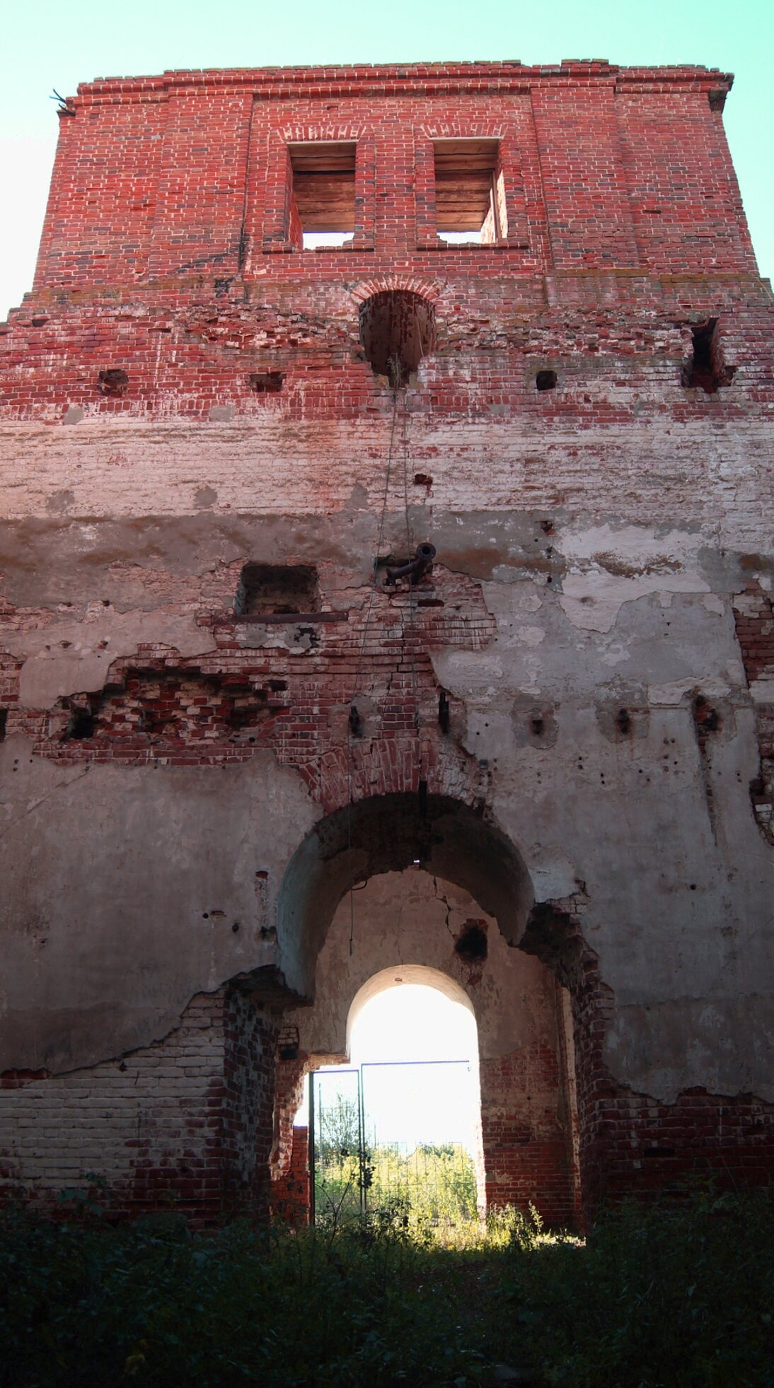 Руины Покровской церкви в селе Красная Река: память о духовном наследии