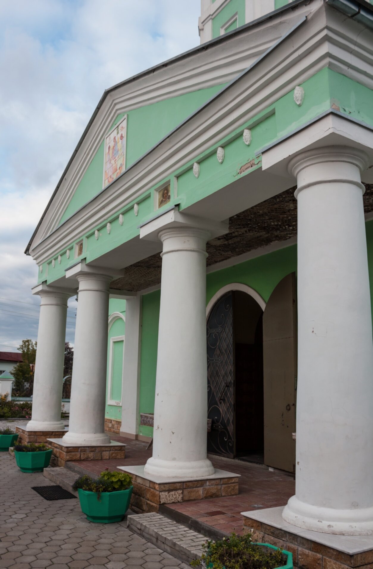 Свято-Троицкий храм в Старом Осколе: фотография фасада
