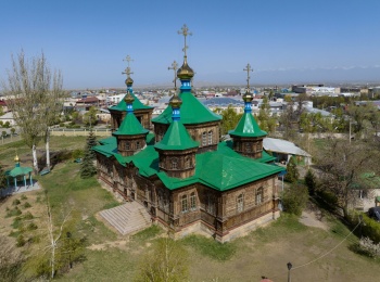 Свято-Троицкая церковь в Караколе: вид с высоты птичьего полёта