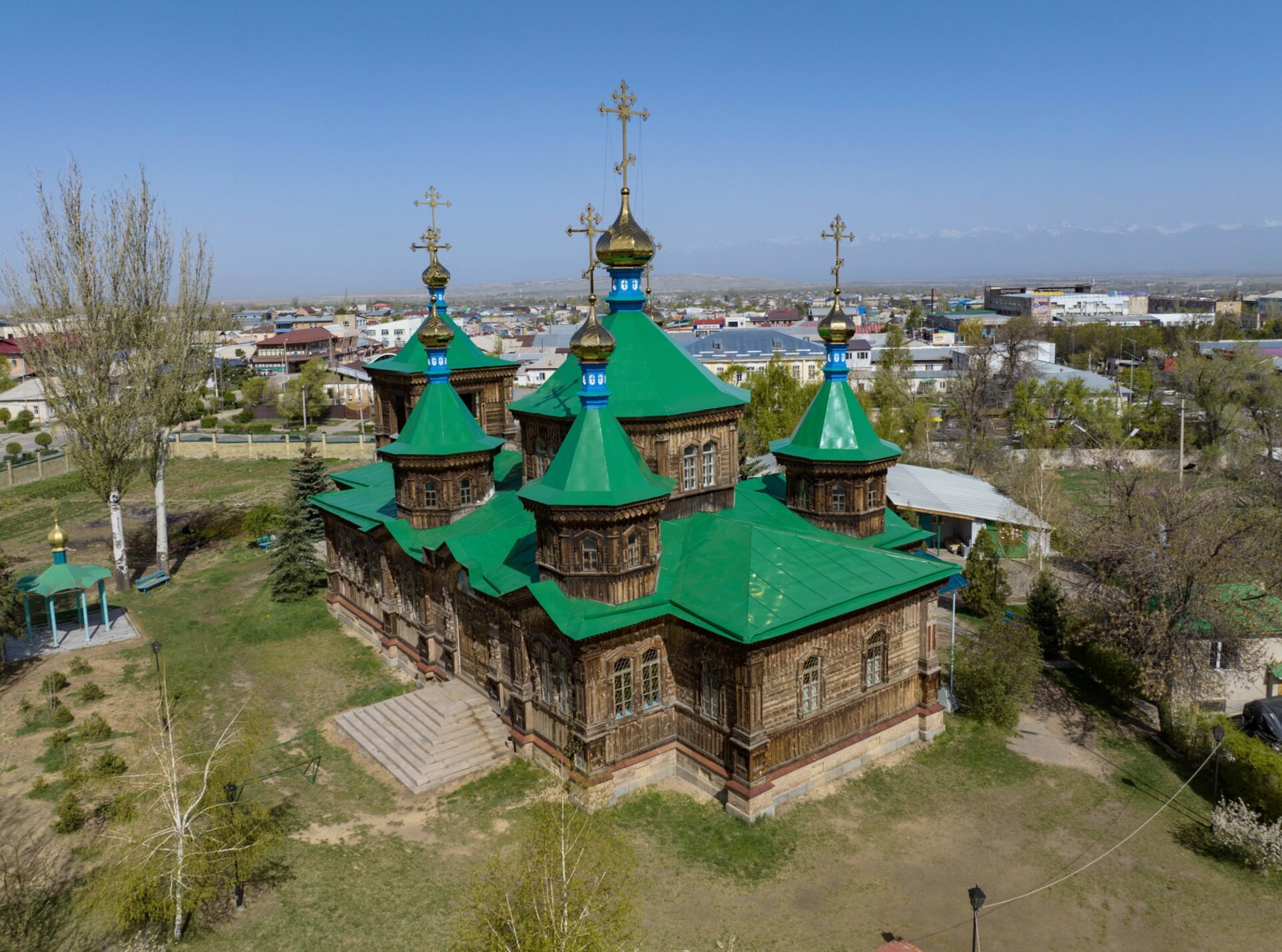 Свято-Троицкая церковь в Караколе: вид с высоты птичьего полёта
