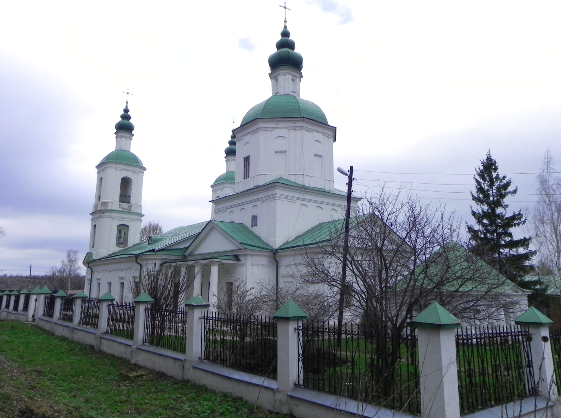 Храм Воскресения Христова в селе Молоди